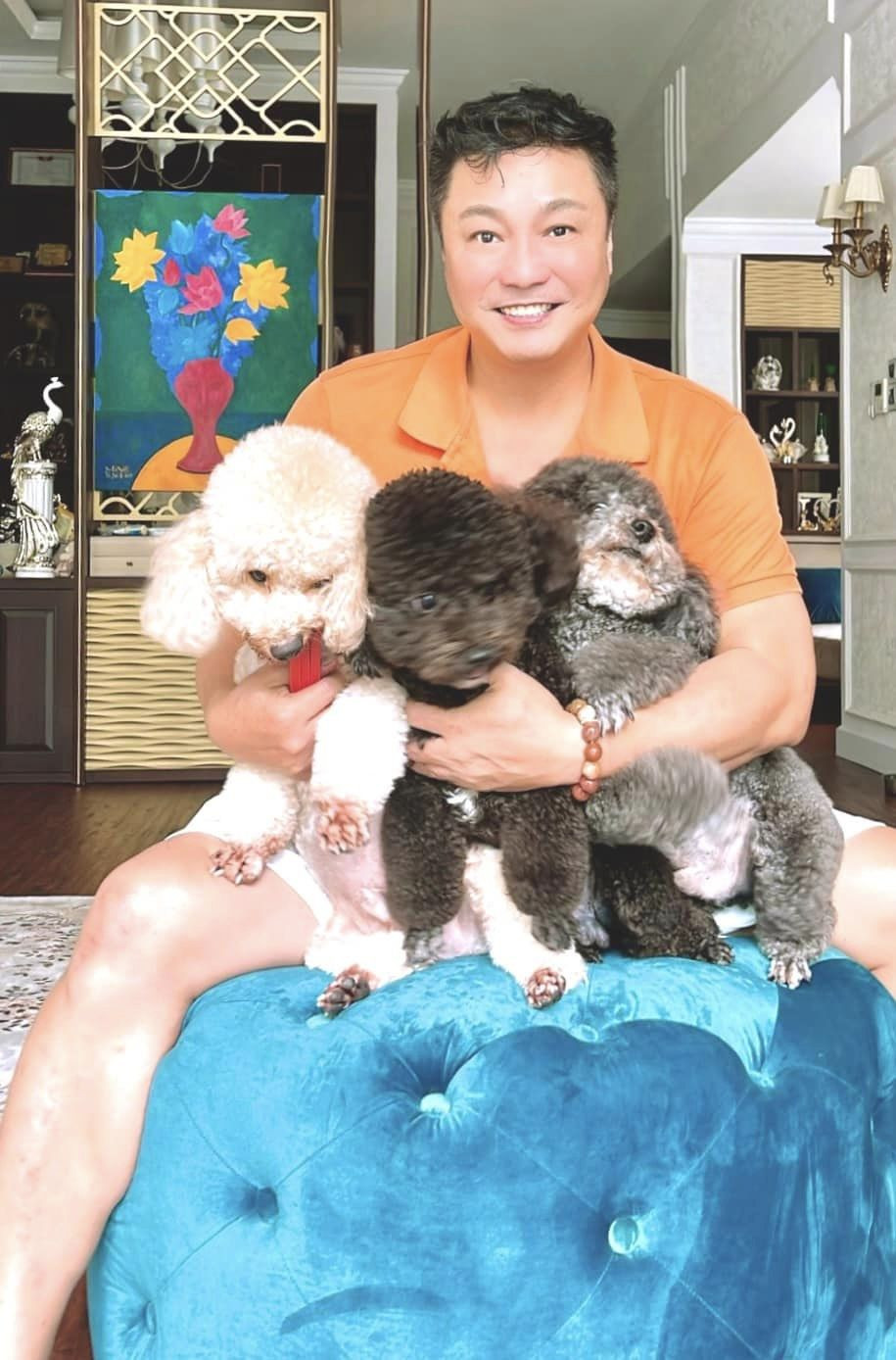 Ly Hung tuoi 53 song lanh manh, choi voi thu cung cho do co don-Hinh-2