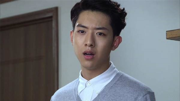 Me vo len choi, nhin viec ba lam trong toilet ma run ray-Hinh-2