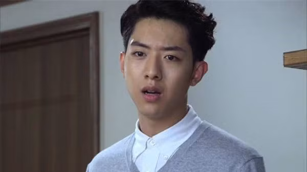 Me vo len choi, nhin viec ba lam trong toilet ma run ray-Hinh-2