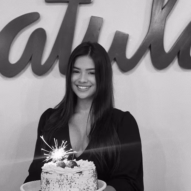 Raiane Lima: Bong hong toc nau ben Gabriel Jesus-Hinh-4