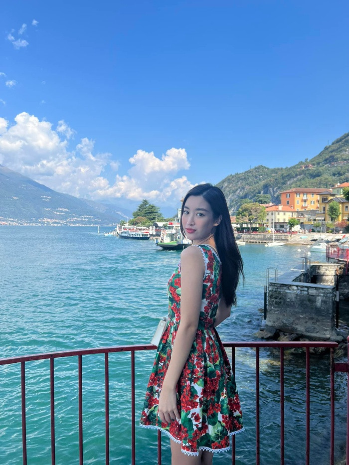 Đỗ Mỹ Linh thay đổi phong cách khi vi vu trời Tây cùng bạn trai, netizen 'ngã ngửa' khi soi giá outfit - Hình 3 Do My Linh thay doi phong cach khi vi vu troi Tay cung ban trai, netizen 'nga ngua' khi soi gia outfit-Hinh-3