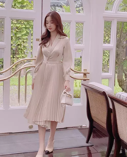Đỗ Mỹ Linh thay đổi phong cách khi vi vu trời Tây cùng bạn trai, netizen 'ngã ngửa' khi soi giá outfit - Hình 11 Do My Linh thay doi phong cach khi vi vu troi Tay cung ban trai, netizen 'nga ngua' khi soi gia outfit-Hinh-11