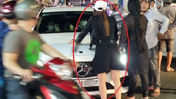 Người phụ nữ chặn đầu xe gây náo loạn đường phố Nguoi phu nu chan dau xe gay nao loan duong pho