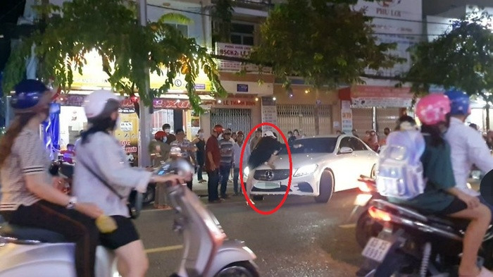 Người phụ nữ chặn đầu xe gây náo loạn đường phố - Hình 3 Nguoi phu nu chan dau xe gay nao loan duong pho-Hinh-3