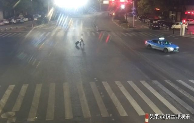 Cu ong Trung Quoc bo nha, di gap nu streamer yeu thich