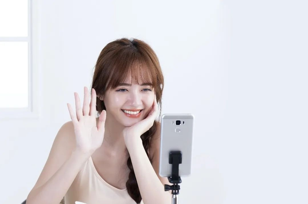 Cu ong Trung Quoc bo nha, di gap nu streamer yeu thich-Hinh-3