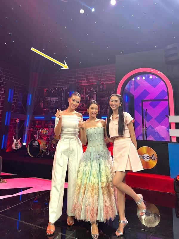 Sam hoc Hoa Minzy tu 'dim hang' chieu cao truoc dan hau Vbiz