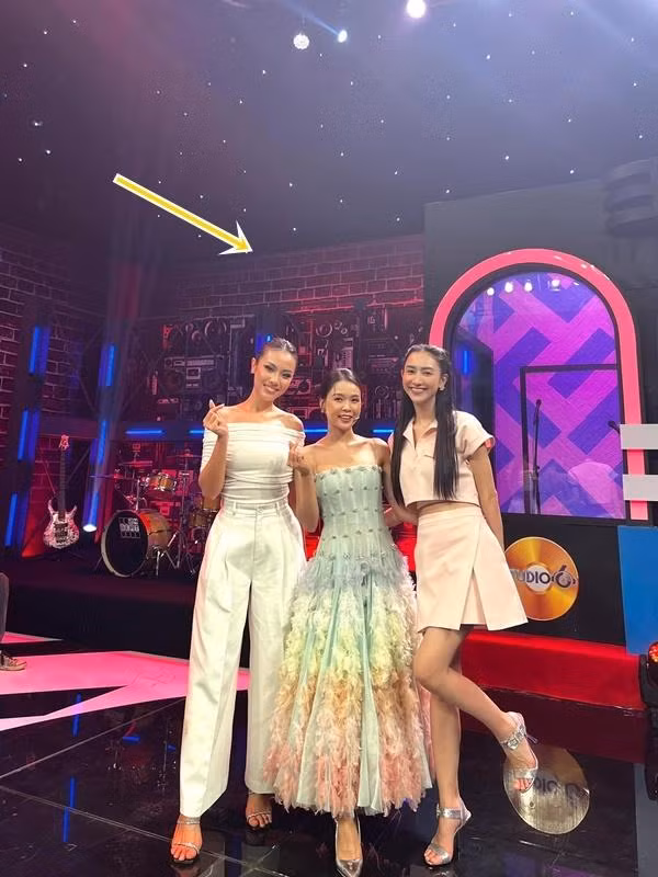 Sam hoc Hoa Minzy tu 'dim hang' chieu cao truoc dan hau Vbiz