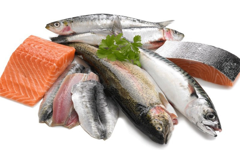 Cá có lượng thuỷ ngân cao: Các loại cá như cá thu cá, cá kiếm, mặc dù có nguồn omega-3 khá dồi dào nhưng vẫn được xếp vào danh sách những thực phẩm bà bầu không nên ăn bởi hàm lượng thủy ngân cao trong thịt cá. Thủy ngân được xem là một trong những kim loại có mức độc hại cao, có thể gây những ảnh hưởng nghiêm trọng đến sự phát triển thần kinh của thai nhi.