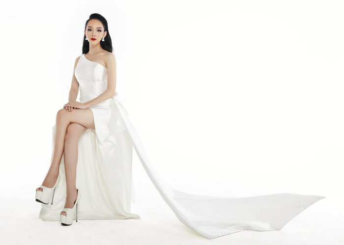 Người đẹp chọn cho mình kiểu váy trắng lệch vai có phần nữ tính, uyển chuyển 
