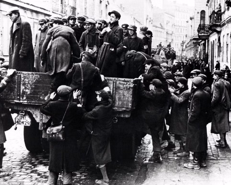 Sau đó, họ điều trị vết thương bị nhiễm trùng cho tù nhân bằng sulfonamide và các loại thuốc khác để xác định hiệu quả của từng loại.