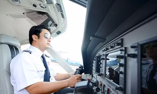 Áp lực tập luyện, công việc và duy trì sức khỏe nên không phải ai cũng kiên trì được giấc mơ bay, dù để đạt được nó, họ đã phải chi những khoản tiền khổng lồ.