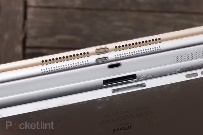 Từ iPad 4, Apple đã sử dụng cổng kết nối Lightning trong khi các mẫu iPad đời đầu và iPad 2 vẫn dùng chuẩn kết nối cũ. Về độ mỏng, Tim Cook cho biết, người dùng có thể xếp chồng 2 chiếc iPad Air 2 lên nhau cho bằng với iPad 1.