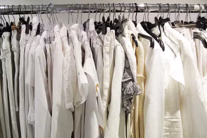 Màu sắc may mắn, hợp vận, nâng cao tài lộc đối với người sinh ngày 31/10 là màu đen, trắng và ánh kim.