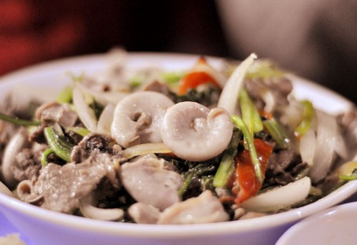 Và hầu như các tiệm treo biển lòng lợn ở mọi con phố thường đắt khách, là tụ điểm của dân nhậu.