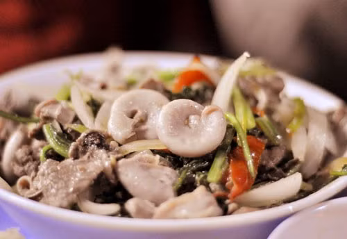 Và hầu như các tiệm treo biển lòng lợn ở mọi con phố thường đắt khách, là tụ điểm của dân nhậu.