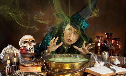 Phù thủy được cho là có sức mạnh siêu nhiên, thường mặc quần áo màu đen, mũi nhọn, khoằm và cưỡi chổi bay. Vào đêm hội hóa trang Halloween, trang phục phù thủy đứng đầu danh sách những thứ được mua sắm nhiều nhất.