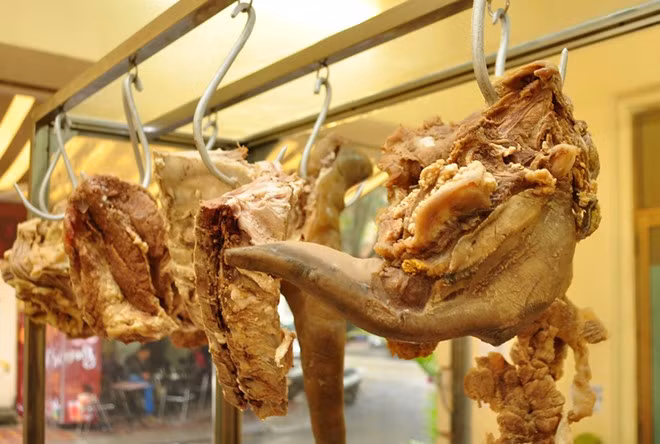 Nếu như với người Tây, lưỡi, tai là phần thịt không sạch sẽ thì với dân Việt, hai món ăn này đều được khen là “giòn sần sật”,“vui miệng”.