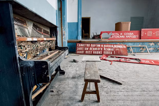 Chiếc đàn piano bị hỏng do tác động của thời gian và các yếu tố khác.