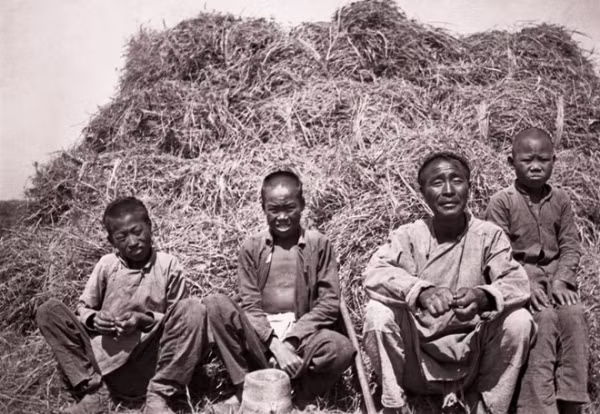 Một nhóm nông dân ngồi nghỉ tại đống rơm, cỏ khô.