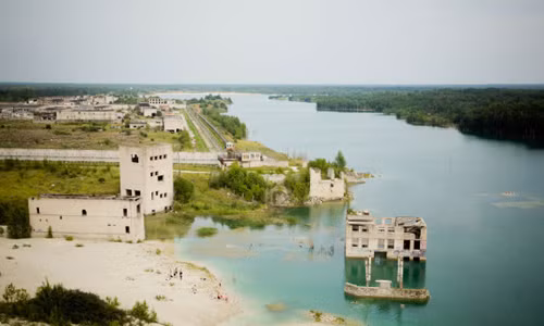 Liên Xô cho xây dựng nhà tù Rummu trên bãi biển, nằm cạnh một mỏ đá vôi để các tù nhân làm công việc khai thác mỏ.