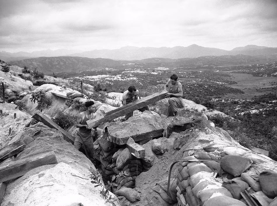 Ba lính thủy quân lục chiến Mỹ phá hủy lô cốt chiến đấu để chuẩn bị rút khỏi khu phi quân sự ngày 28/7/1953.