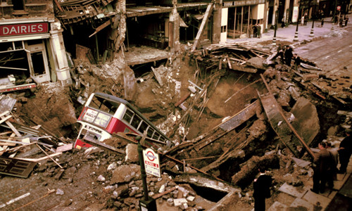 Một chiếc xe bus rơi xuống hố lớn giữa đường do phát xít Đức ném bom oanh tạc xứ sở sương mù.