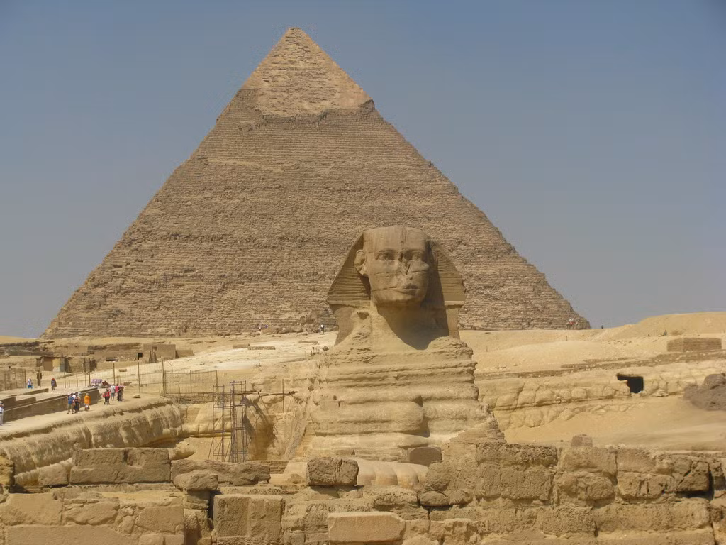 Đại kim tự tháp Giza hay còn gọi kim tự tháp Kheops hoặc Khufu, cao 149m (cao hơn tượng Nữ thần tự do), được xây dựng trong hơn 20 năm và sử dụng hơn 2 triệu khối đá vôi. Đây là nơi yên nghỉ của pharaoh Khufu (2589-2566 TCN).
