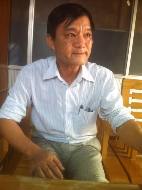 Hiệu trưởng trường THCS Phong Hiền Nguyễn Chí Linh: “Trường thu tiền sai thì trả lại thôi”.