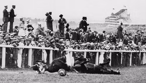 Emily Davison đã đấu tranh cho quyền bầu cử của phụ nữ ở Anh trong nhiều năm. Ngày 4/6/1913, Davison đã lên kế hoạch phá hoại một cuộc đua ngựa ở Epsom Derby bằng cách chạy qua hàng rào và lấy con ngựa của Vua George V. Khi thực hiện kế hoạch đó, Davison đã bị con ngựa giẫm đạp và qua đời sau đó 4 ngày. Hành động này được cho là sự phản đối công khai và tự sát gây chấn động dư luận tại một sự kiện lớn.