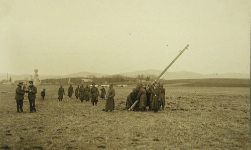 Nhóm binh sĩ chung sức di chuyển thiết bị quân sự.