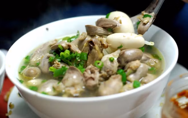 Ngoài ra, kê gà cũng được xem là “thần dược” tăng cường sức khỏe cho đàn ông. Tất nhiên, những bộ phận “quý hiếm” số lượng ít nên giá thành các món ăn này trong mọi quán đều không hề rẻ,