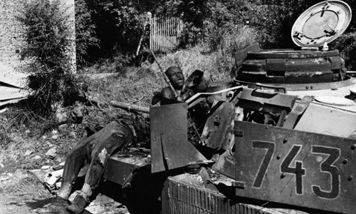 Xác một binh sĩ nằm trên một chiếc xe tăng ở phía Tây Bắc châu Âu năm 1944.
