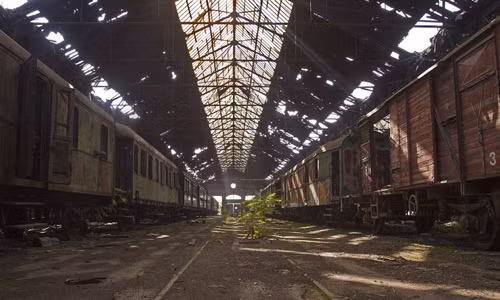 Những đầu máy xe lửa, toa tàu khổng lồ ở nhà xưởng xe lửa Istvantelek, nằm gần thủ đô Budapest (Hungary) gợi nhớ về một thời đau thương đã qua.