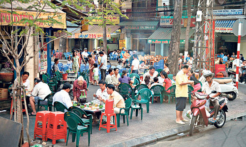 Quán cà phê vỉa hè thu hút nhiều khách, trong đó có cả tầng lớp giàu có.