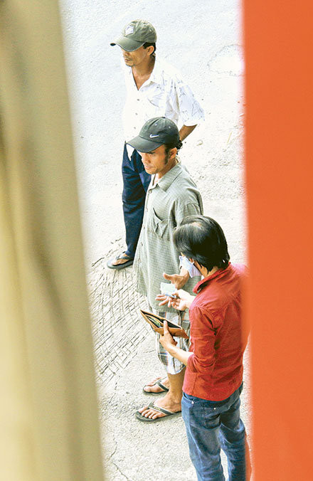 Việc mua bán ma túy được cảnh giới rất cẩn thận theo tầng lớp.