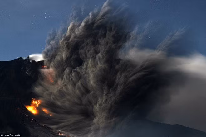 Năm 2010, 324 người đã thiệt mạng khi núi Merapi, núi lửa bất ổn nhất của Indonesia hoạt động trong hai tháng. Ảnh: Ivan Damanik .