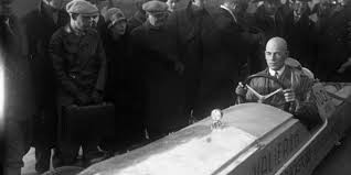 Một mảnh thép trong vụ nổ đã đâm trúng vào thân động mạch phổi và cướp đi tính mạng của ông.