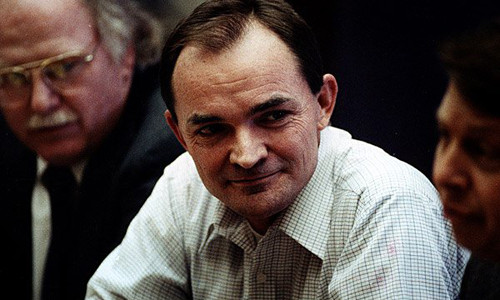 Tuy nhiên, sát nhân Kraft thực chất là một kẻ đồng tính có trí thông minh cao. Chính vì vậy, y đã trở thành chuyên viên bảo mật phục vụ trong Không quân Mỹ.