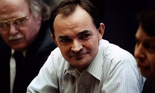 Tuy nhiên, sát nhân Kraft thực chất là một kẻ đồng tính có trí thông minh cao. Chính vì vậy, y đã trở thành chuyên viên bảo mật phục vụ trong Không quân Mỹ.