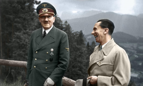 Ảnh chụp trùm phát xít Hitler gặp Bộ trưởng Tuyên truyền Joseph Goebbels tại Obersalzberg. Đây là nơi Hitler sở hữu một biệt thự ở Berghof - địa điểm mà trùm phát xít vạch ra nhiều kế hoạch rùng rợn hồi Chiến tranh thế giới 2. Tại ngôi biệt thự ở Berghof, Hitler gặp nhiều quan chức hàng đầu Đức quốc xã, trong đó có Goebbels.