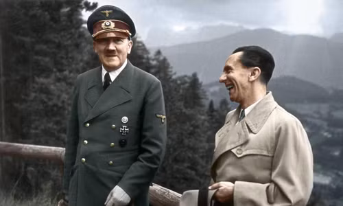 Ảnh chụp trùm phát xít Hitler gặp Bộ trưởng Tuyên truyền Joseph Goebbels tại Obersalzberg. Đây là nơi Hitler sở hữu một biệt thự ở Berghof - địa điểm mà trùm phát xít vạch ra nhiều kế hoạch rùng rợn hồi Chiến tranh thế giới 2. Tại ngôi biệt thự ở Berghof, Hitler gặp nhiều quan chức hàng đầu Đức quốc xã, trong đó có Goebbels.