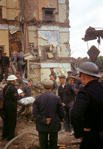 Thành viên của lực lượng cứu hộ dân sự ở London cứu những người gặp nạn và di chuyển dân thường thiệt mạng trong cuộc không kích vào các tòa nhà cao tầng năm 1940.