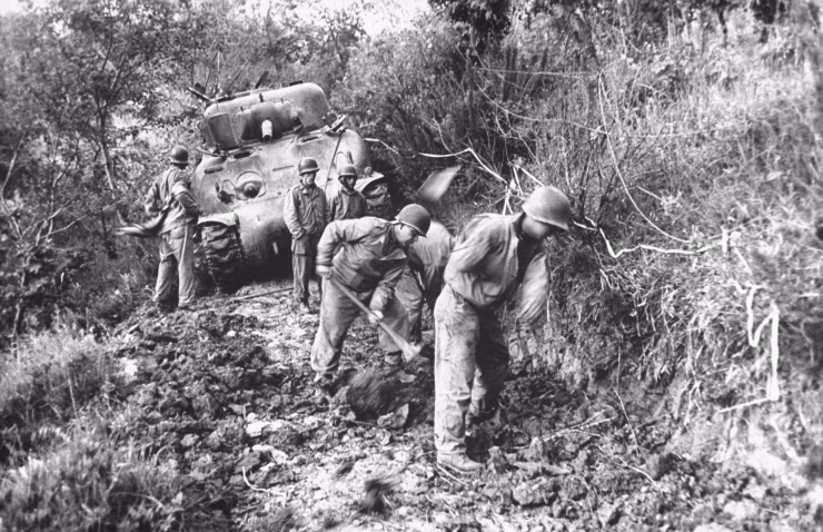 Một nhóm binh sĩ Mỹ đào đường để các phương tiện chiến đấu có thể di chuyển qua ở khu vực gần Minturno, Italy năm 1944.