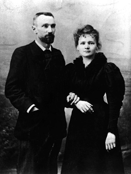 3. Marie Curie cùng chồng Pierre Curie đã có những nghiên cứu và phân tích quý giá về phóng xạ. Trong đó, họ đã tách được hai chất phóng xạ là poloni và radi.