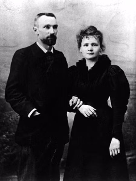 3. Marie Curie cùng chồng Pierre Curie đã có những nghiên cứu và phân tích quý giá về phóng xạ. Trong đó, họ đã tách được hai chất phóng xạ là poloni và radi.
