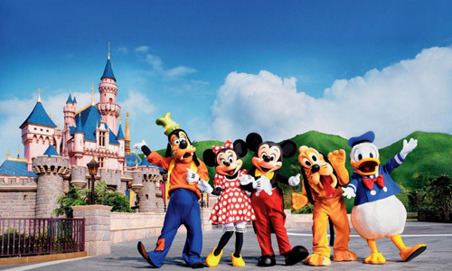 Công viên Hong Kong Disneyland mở cửa đón khách vào năm 2005. Đây là công viên chủ đề đầu tiên ở Trung Quốc và là công viên mô phỏng thứ 3 được xây dựng tại châu Á và có quy mô nhỏ nhất thế giới.