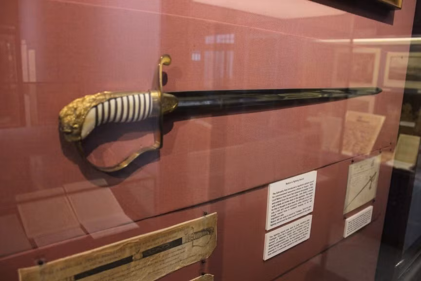 Thanh kiếm của Đô đốc Lord Nelson được phát hiện cùng với hàng ngàn giấy tờ, tài liệu, huy chương, đồ trang sức... của nhà cầm quân nổi tiếng này trong một chiếc rương năm 2001.