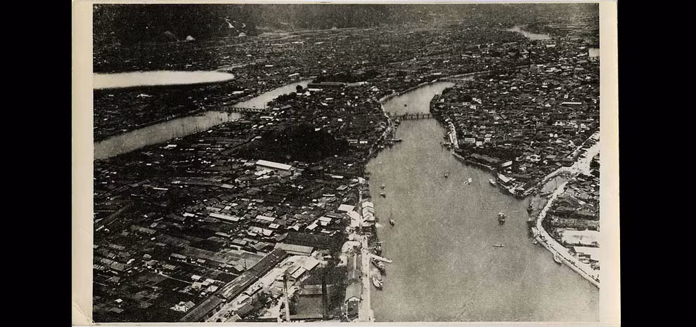 Ảnh chụp từ trên cao toàn cảnh Hiroshima trước khi bị tàn phá bởi bom nguyên tử hồi tháng 8/1945, với nhiều tòa nhà san sát nhau nằm dọc hai bên sông Motoyasu.