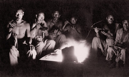 Những công nhân Trung Quốc ăn bữa tối đạm bạc hồi đầu những năm 1900.